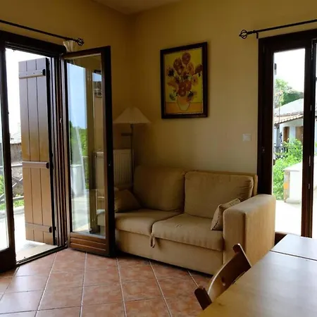 Feels Like In Apartment *